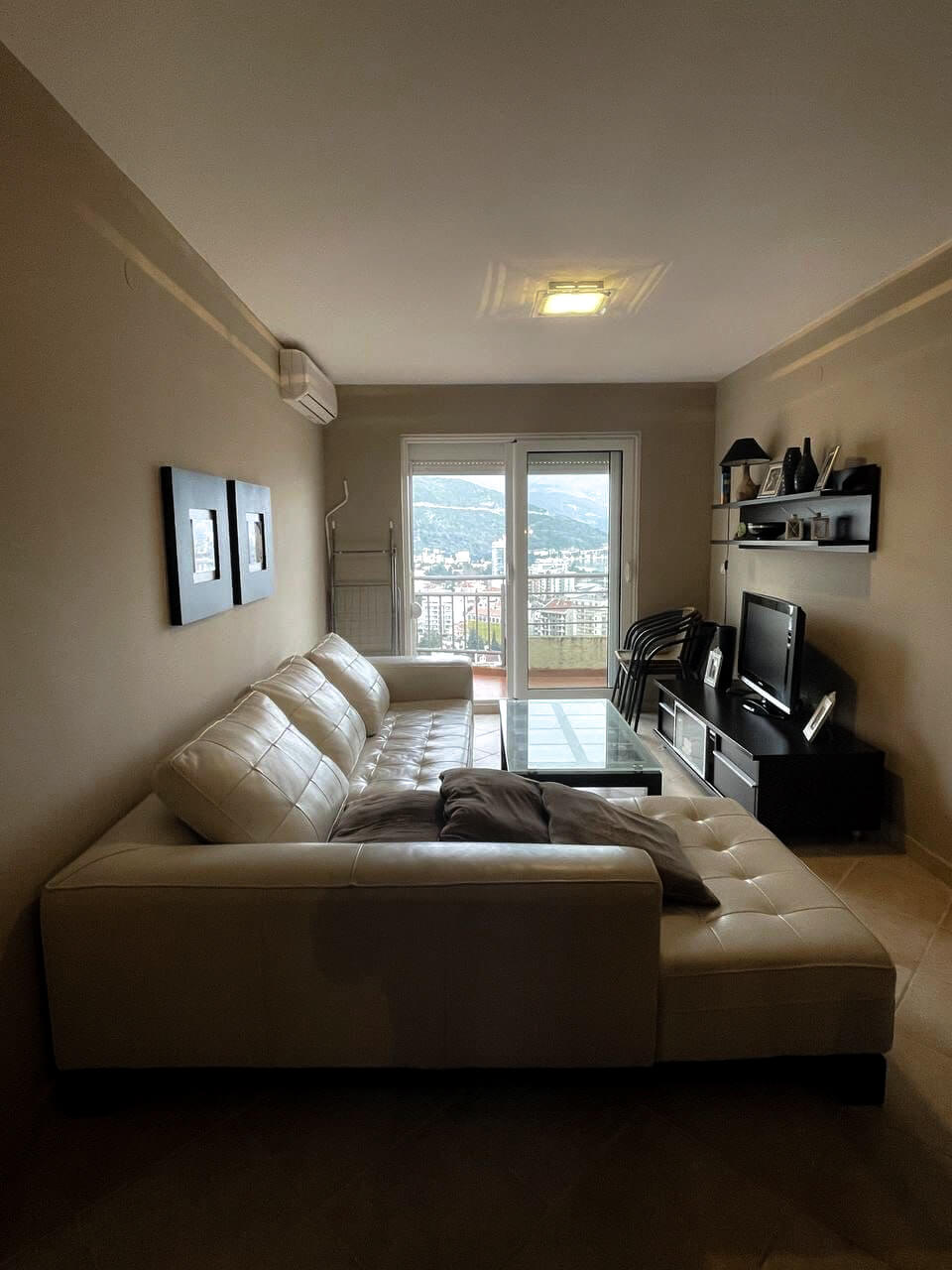 Купить 2 комнатную квартиру в Будве: общая комната
