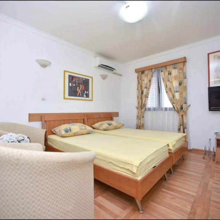 Купить 2 к квартиру в Будве (82 м.кв.) - спальня