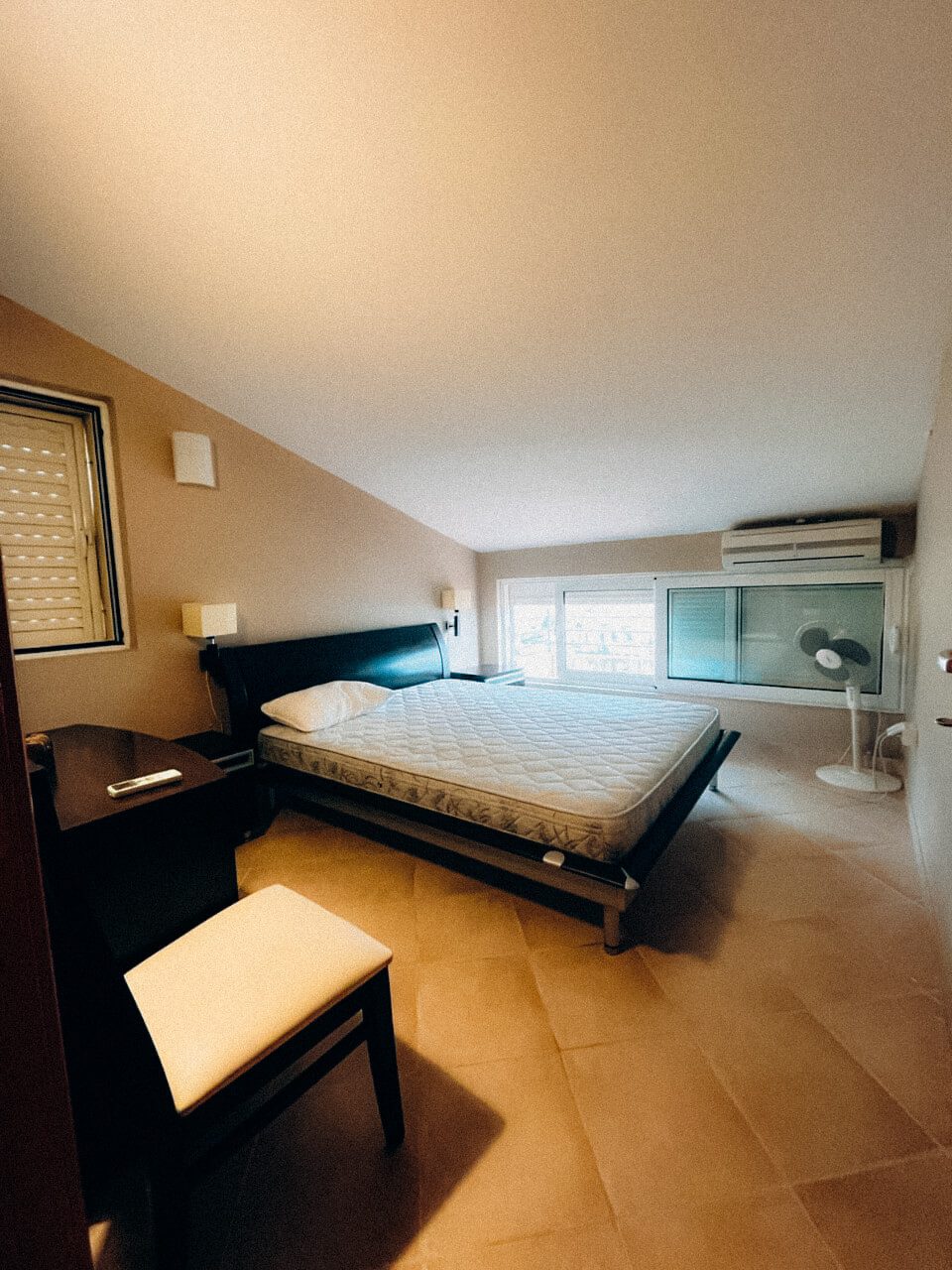 Купить 2 комнатную квартиру в Будве: мансардная спальня