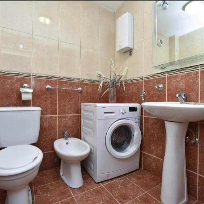 Купить 2 к квартиру в Будве (82 м.кв.) - туалет, душ