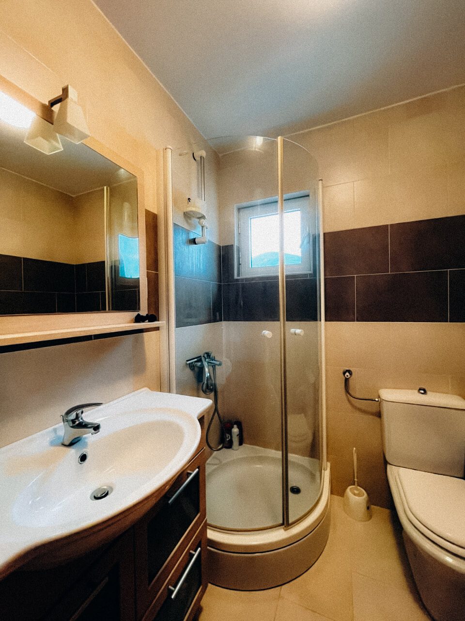 Купить 2 комнатную квартиру в Будве: туалет и душ