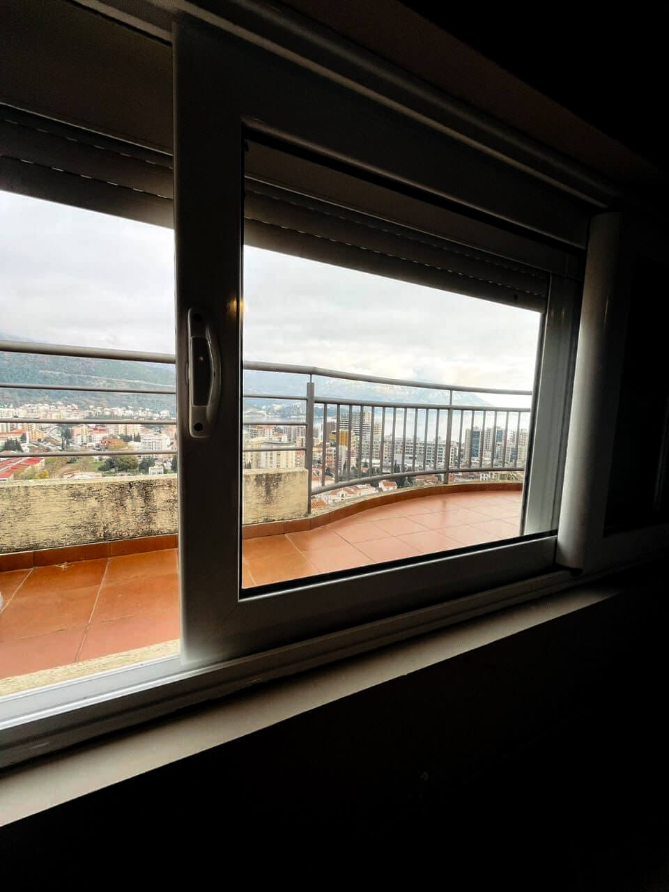 Купить 2 комнатную квартиру в Будве: вид из спальни, окно