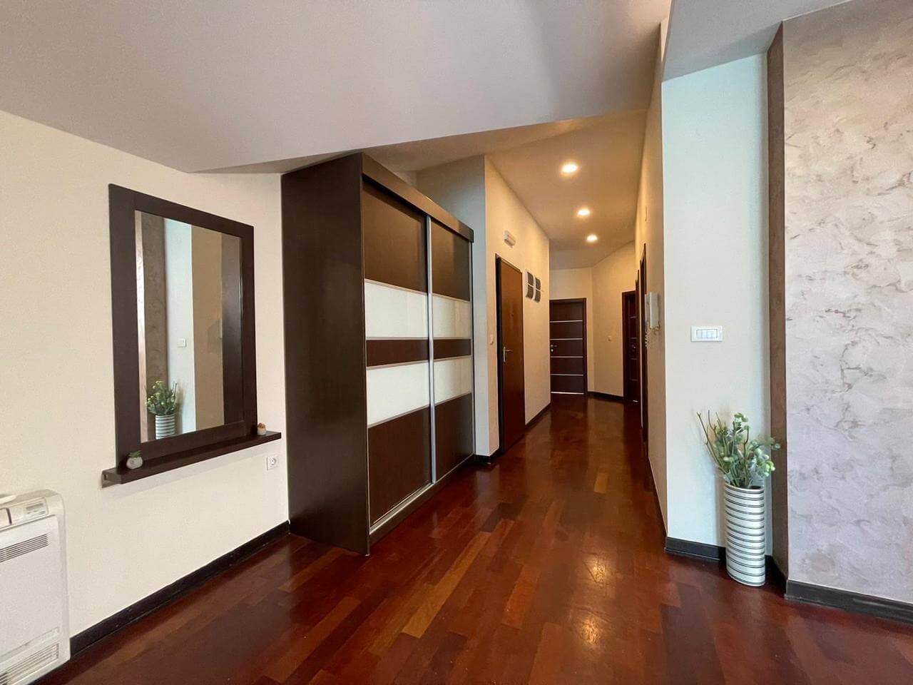 Купить 3-х комнатную квартиру в Будве: общий вид, коридор