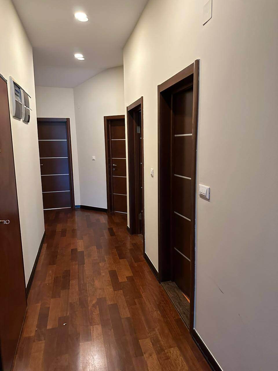 Купить 3-х комнатную квартиру в Будве: коридор со входами в спальные комнаты