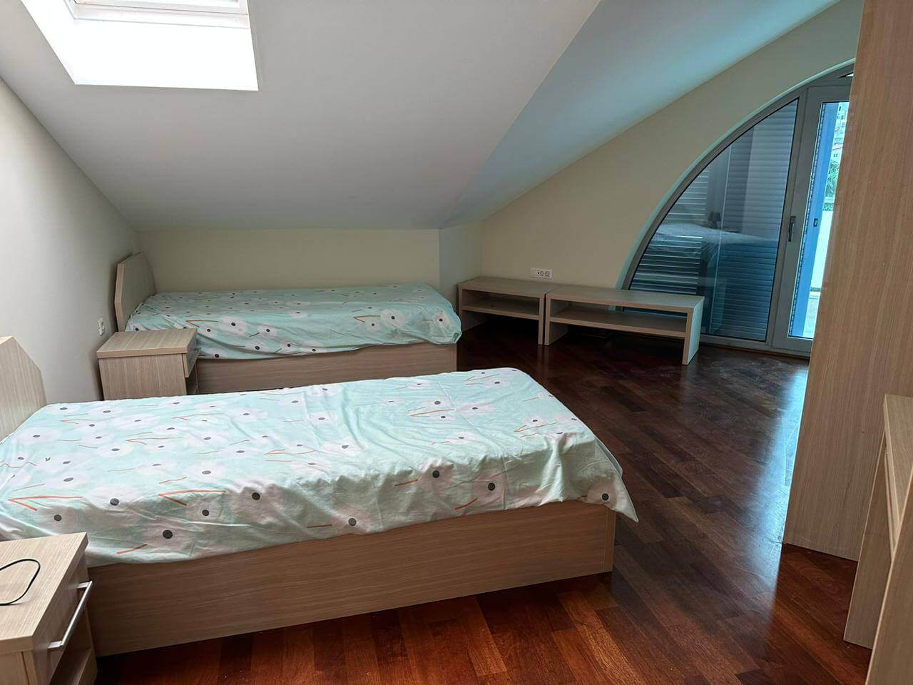 Купить 3-х комнатную квартиру в Будве: спальня для детей