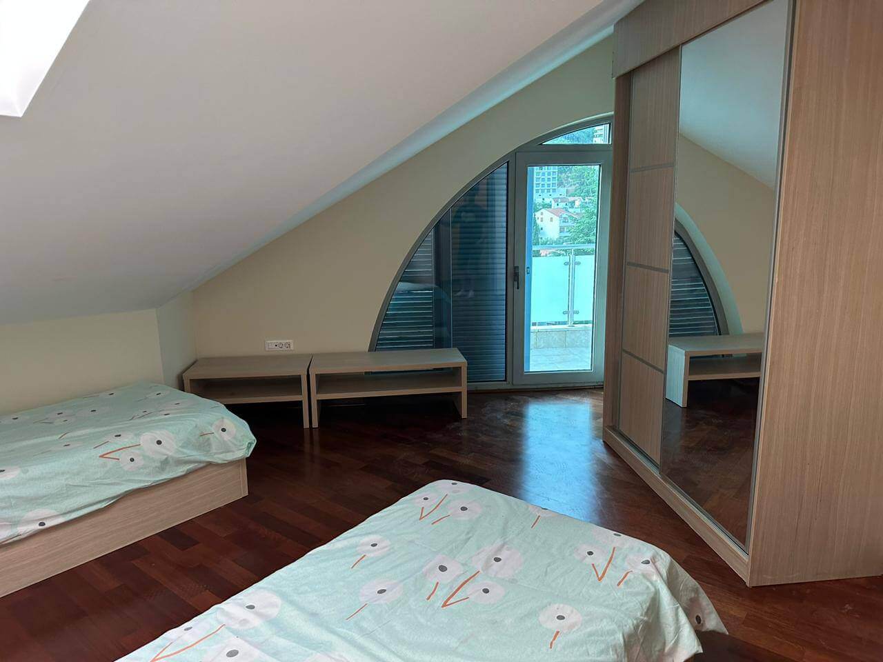 Купить 3-х комнатную квартиру в Будве: детская спальная комната с выходом на балкон