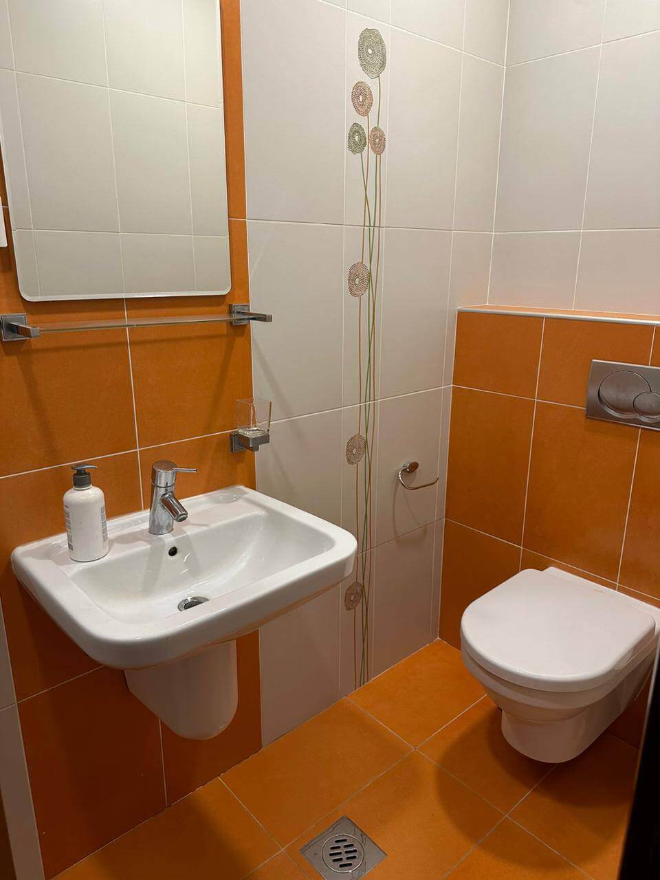 Купить 3-х комнатную квартиру в Будве: вторая туалетная комната