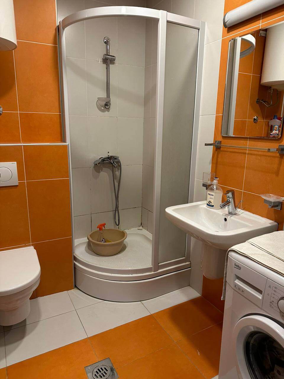Купить 3-х комнатную квартиру в Будве: второй санузел, душ