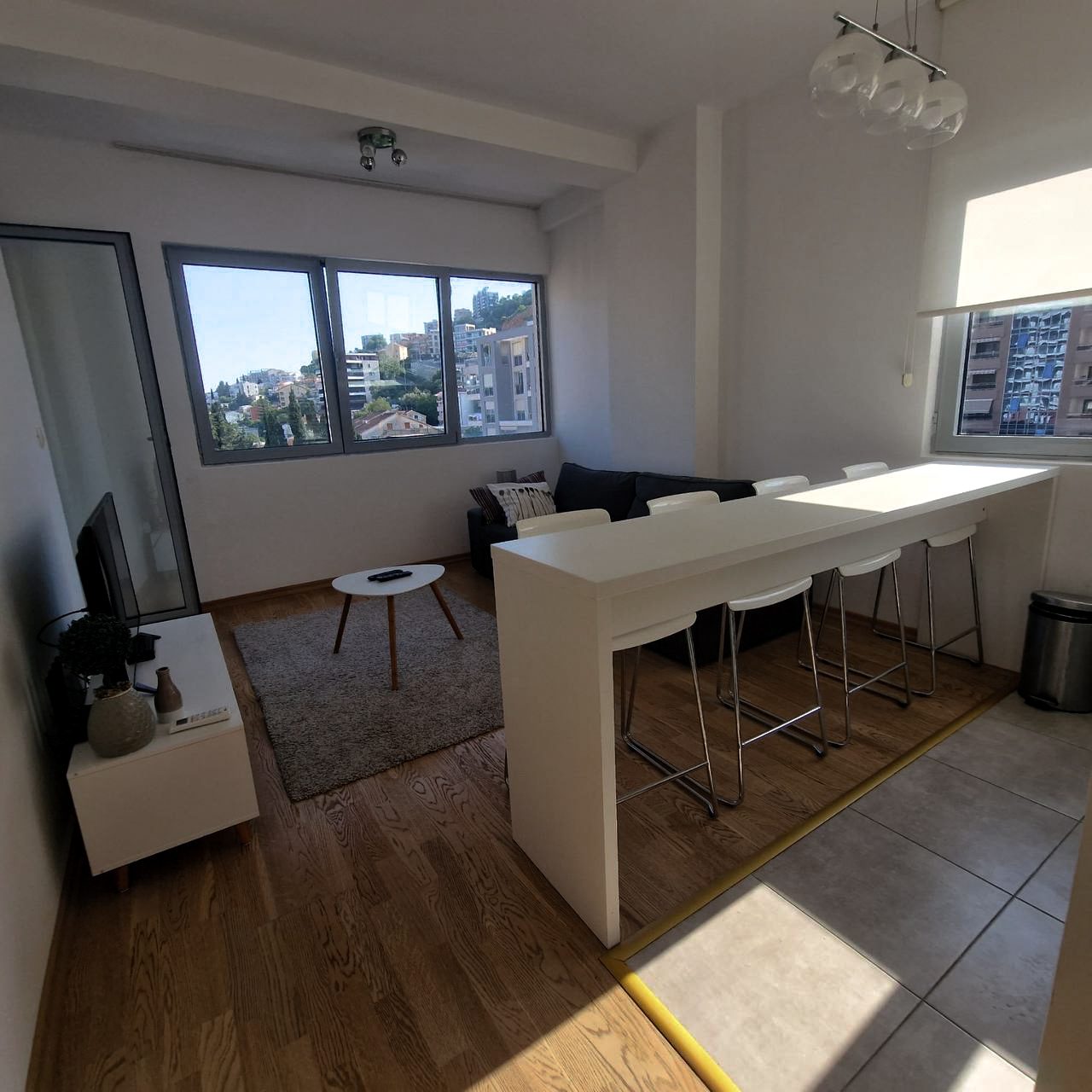 Купить двухкомнатную квартиру в Будве: общая комната, боковой вид