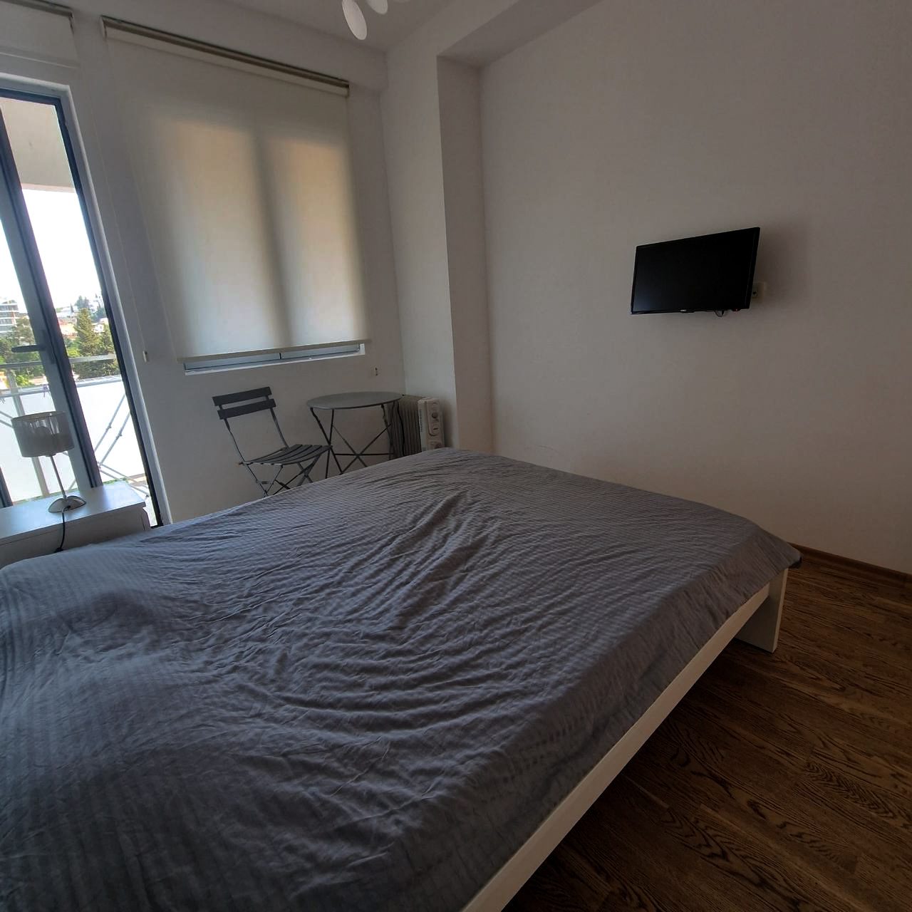 Купить двухкомнатную квартиру в Будве: общий вид спальни с выходом на балкон