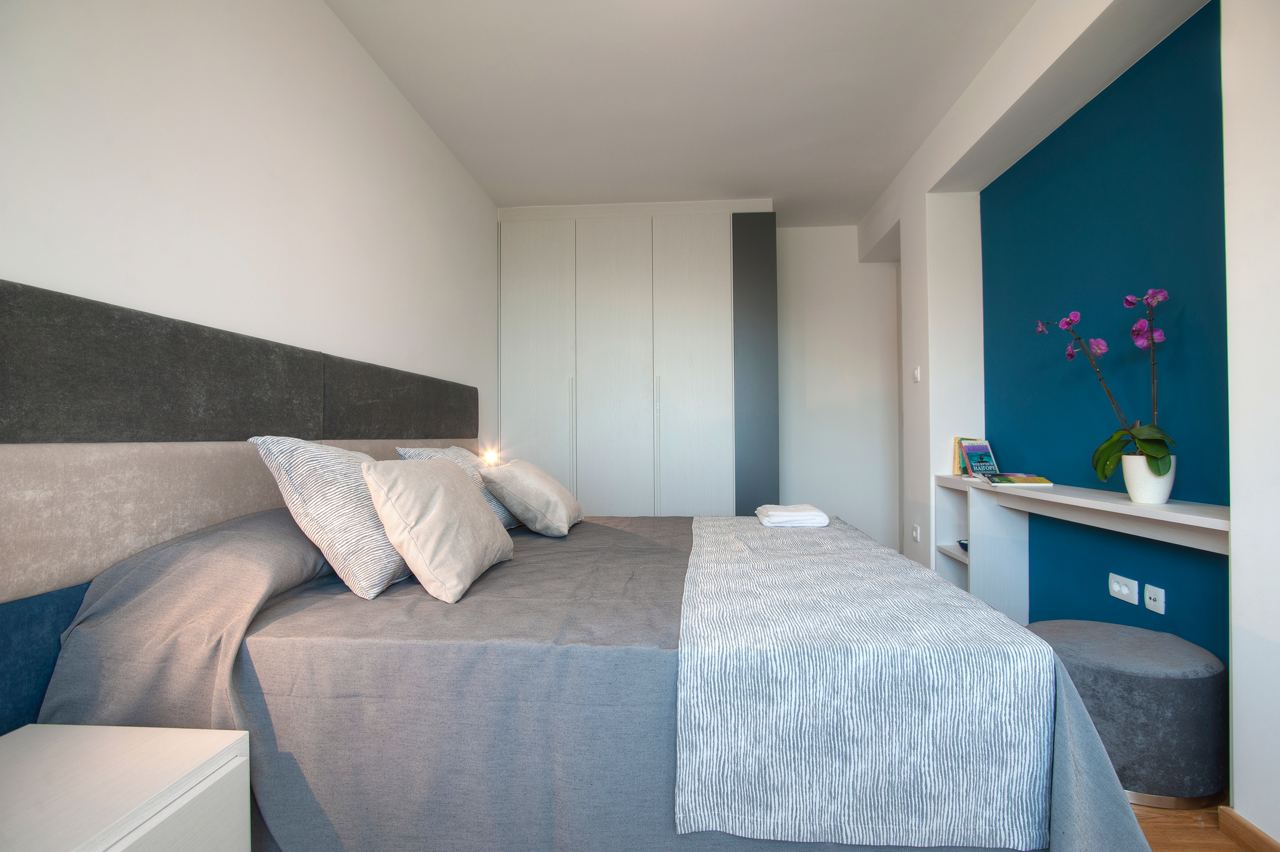 Купить трехкомнатную квартиру в Будве: большая спальня, общий вид