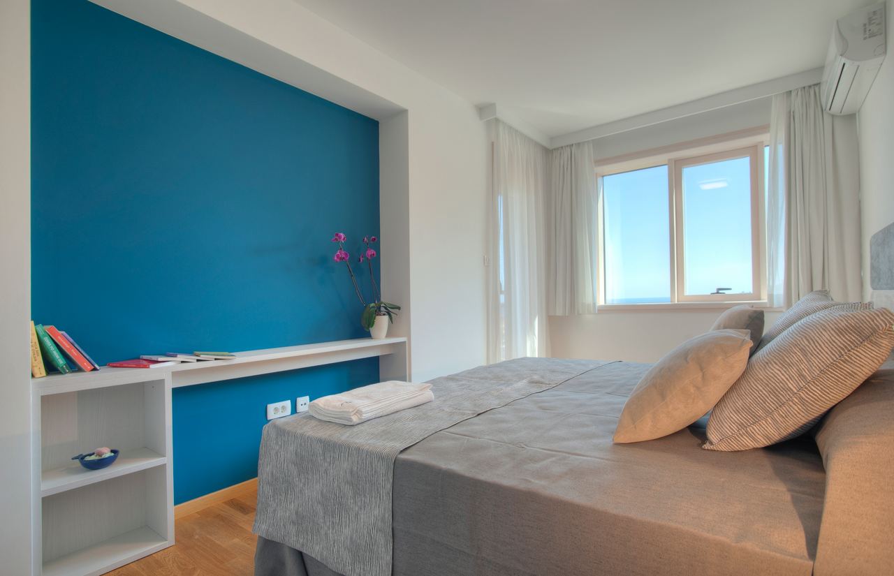 Купить трехкомнатную квартиру в Будве: большая спальня с боковым видом на Адриатическое море