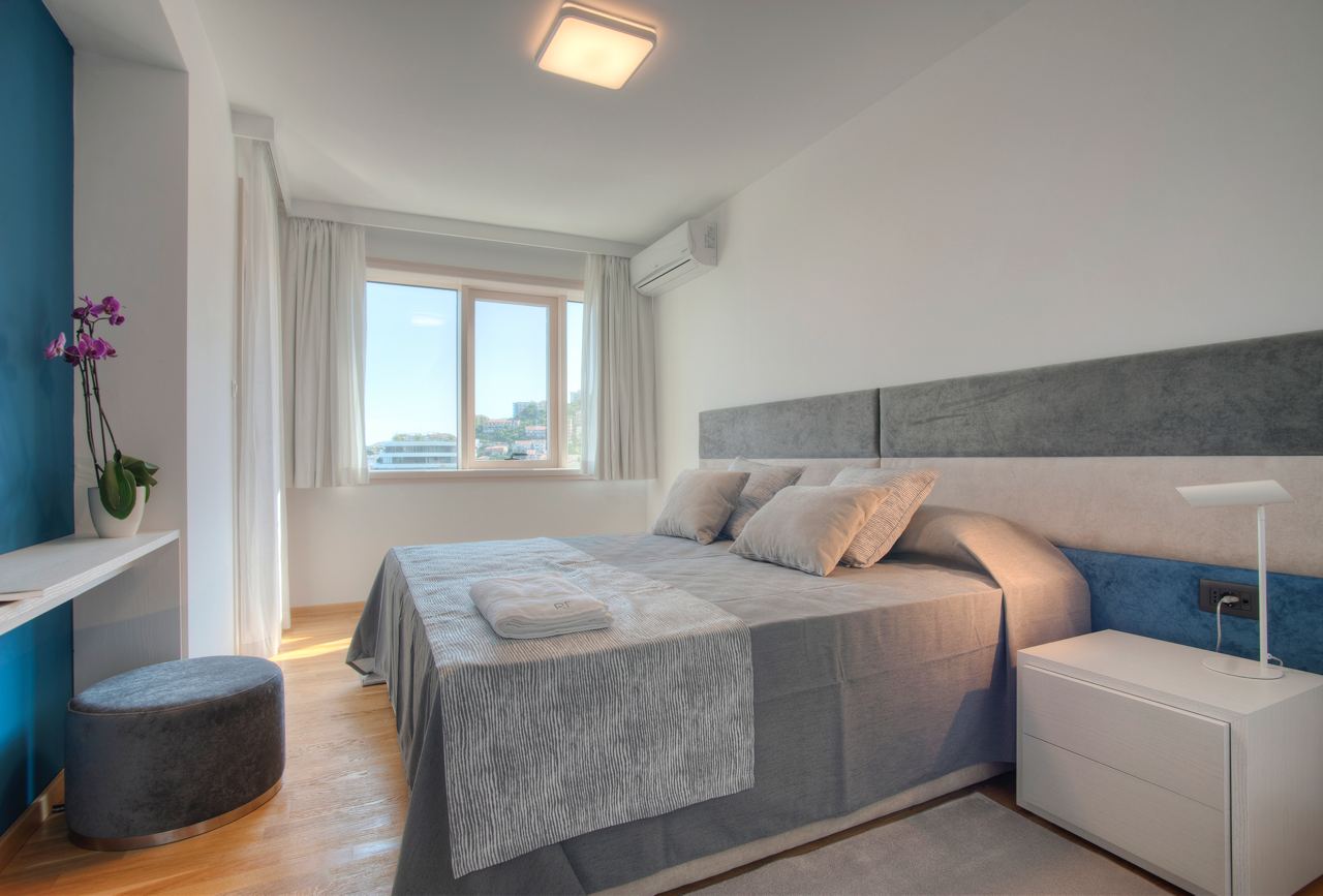Купить трехкомнатную квартиру в Будве: большая спальня с боковым видом на город и море