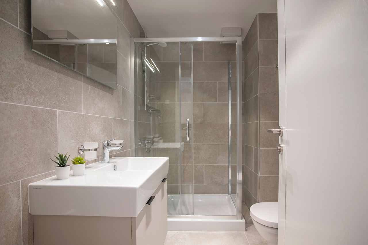 Купить трехкомнатную квартиру в Будве: душ и туалет