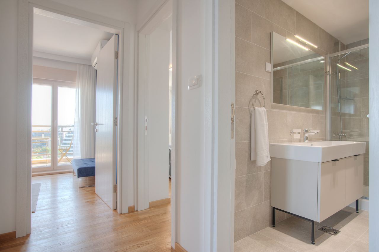 Купить трехкомнатную квартиру в Будве: коридор, ведущий в спальни и вторую туалетную комнату