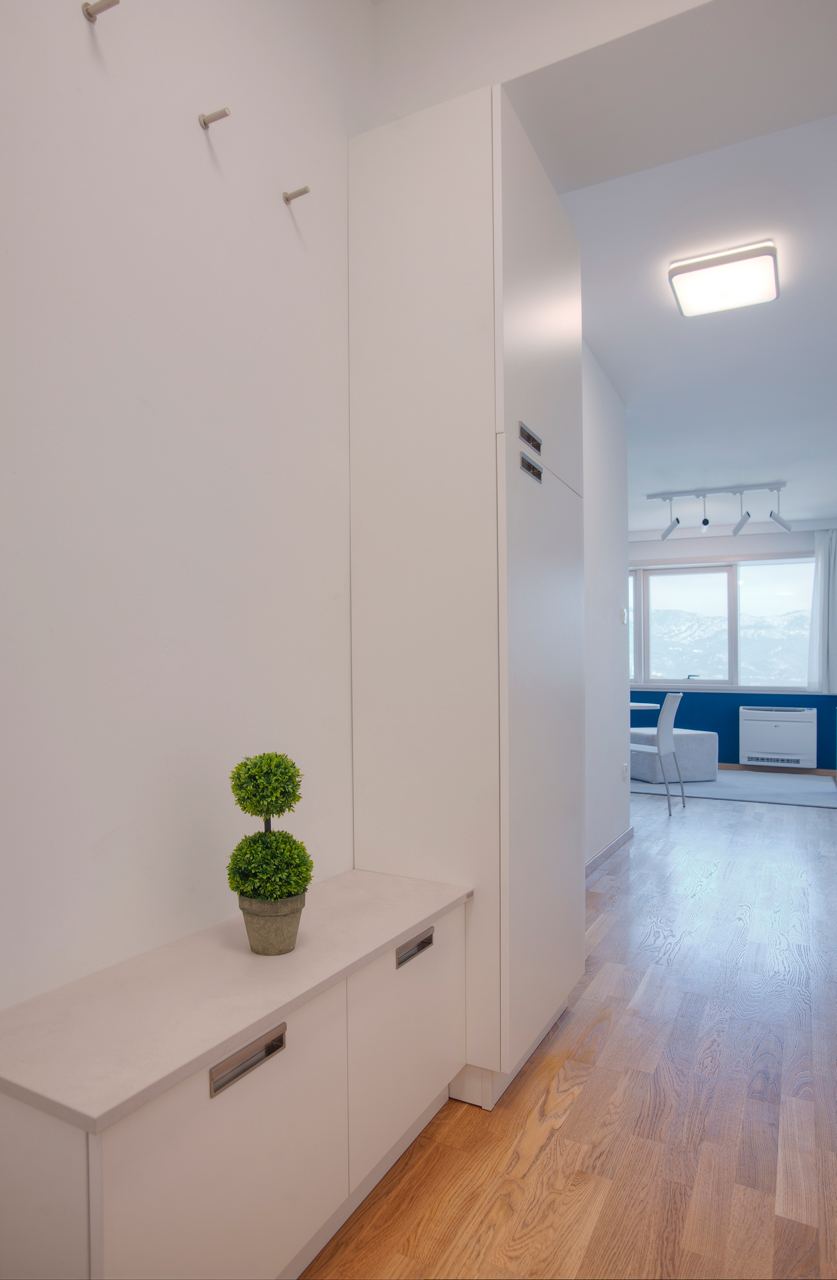 Купить трехкомнатную квартиру в Будве: вход в квартиру, коридор