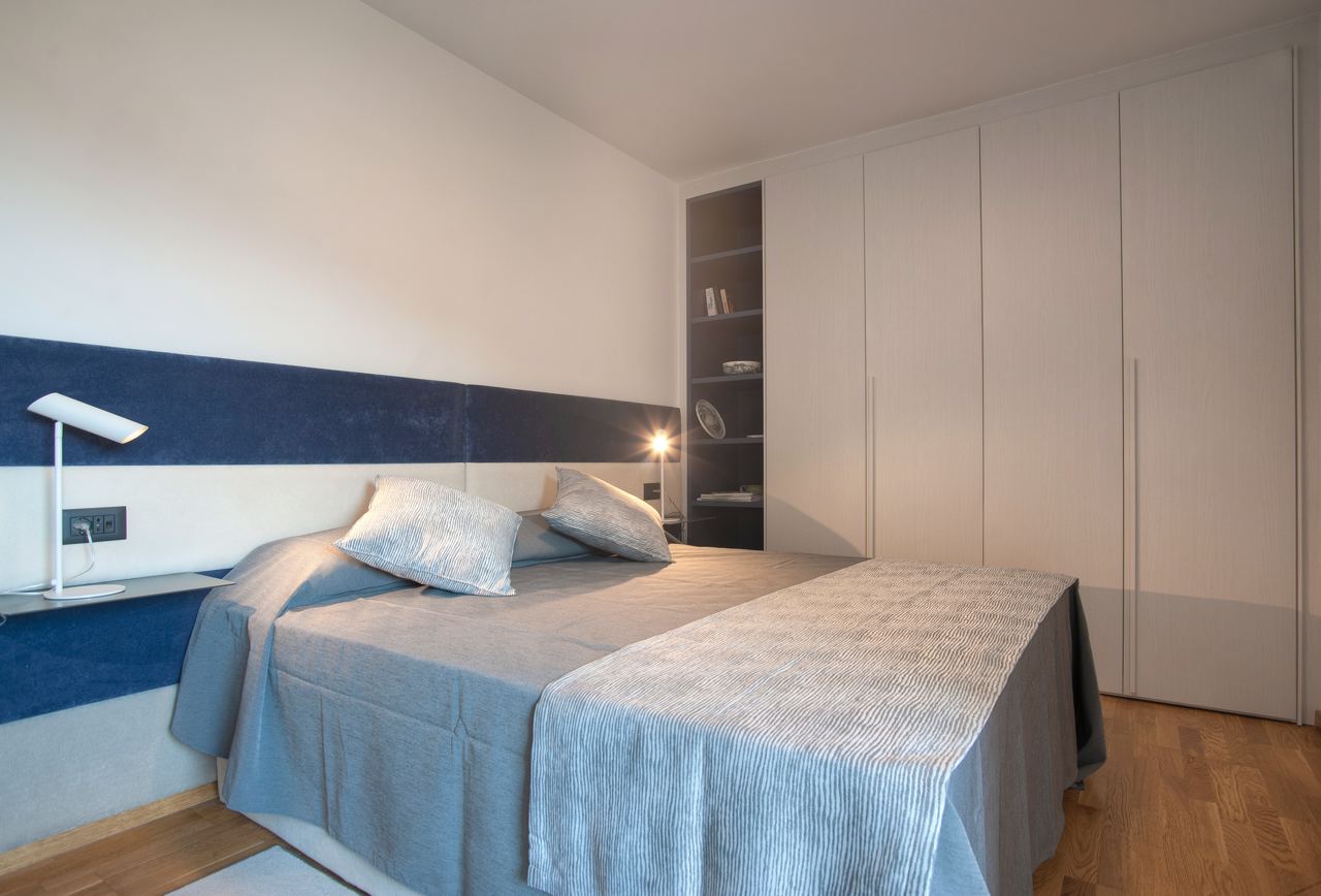 Купить трехкомнатную квартиру в Будве: спальня, общий вид