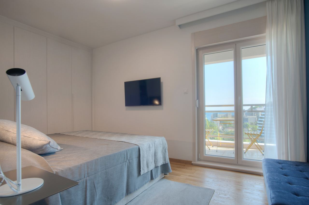 Купить трехкомнатную квартиру в Будве: вторая спальня с балконом